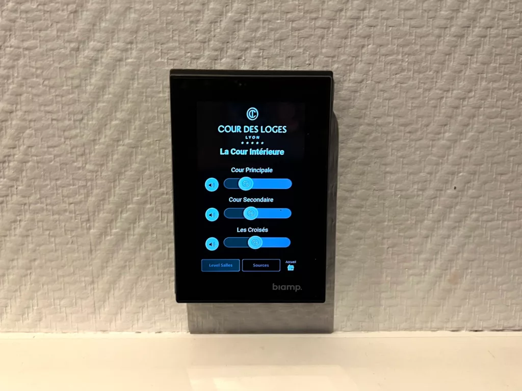 Ecran tactile Biamp installé par PLUG'In Design pour le pilotage de la sonorisation de la Cour des Loges