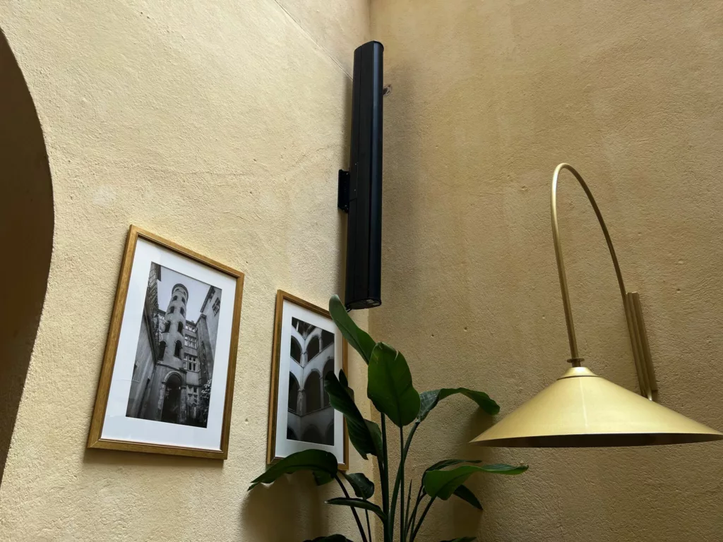 Enceintes Biamp encastrées discrètement dans les espaces de la Cour des Loges, bâtiment Renaissance Lyon