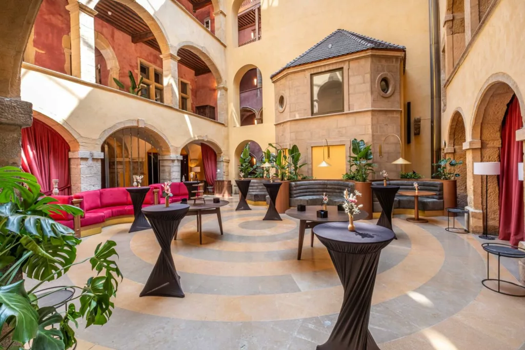 Système de sonorisation Powersoft installé à la Cour des Loges, hôtel 5 étoiles Lyon
